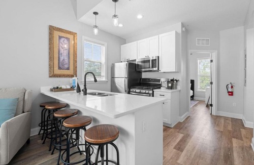 Lincolnville Apartment | Villa Mojito Apartment A in Historic Downtown