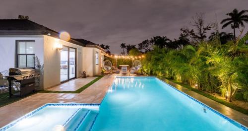 Golden Glades Villa | Villa Moonlight w Pool, Jacuzzi, BBQ & Pickleball