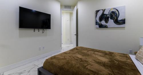 Golden Glades Villa | Villa Moonlight w Pool, Jacuzzi, BBQ & Pickleball