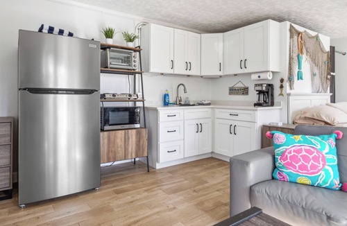 Indian Rocks Beach Apartment | Vintage Florida Beach Efficiency, 1 block to the beach!
