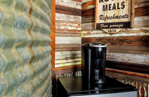 La Grange Cottage | Vintage Silo + Sleeps 3 + 8 Minutes to Round Top!