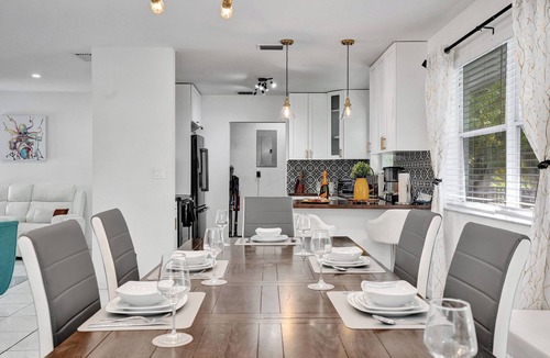 Edgewood House | VIP Concierge Pool, BBQ, Bikes Airport 5 mins
