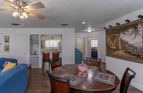 Mount Dora Cottage | Walk 5 blocks to downtown dining & shopping. 2 BR, 2 Bath