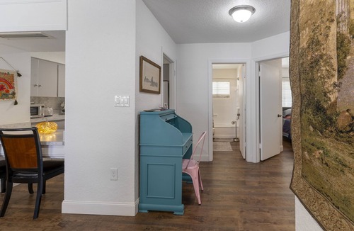 Mount Dora Cottage | Walk 5 blocks to downtown dining & shopping. 2 BR, 2 Bath
