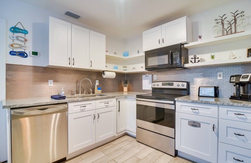 Bayview House | Walk to Art District + Beach: Pet-Friendly Getaway