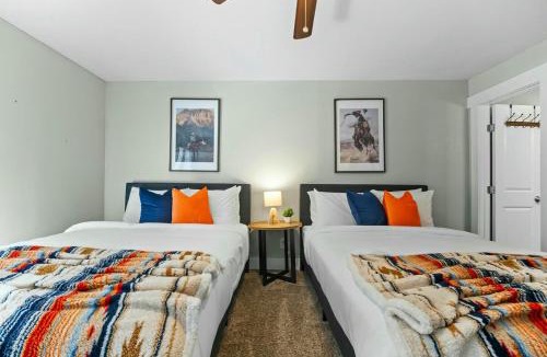 Arlington Apartment | Walk to AT&T Stadium, Sleeps 10
