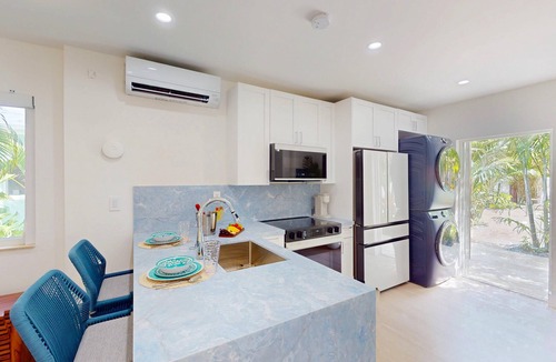 Lauderdale-by-the-Sea House | Walk to Beach/Secluded Retreat/Heated Pool/Lost Shaker by the Sea