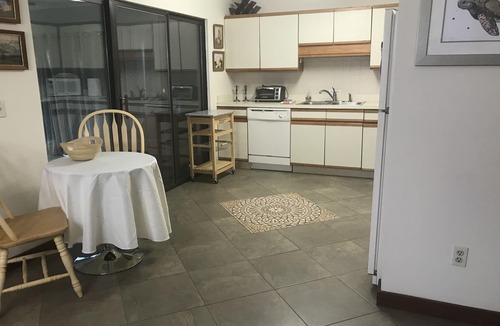 Butler Beach House | WALK TO BEACH AND ESTUARY and DOG FRIENDLY