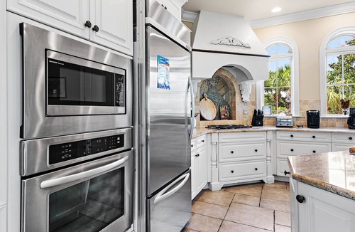 St. Tropez House | ⛱️Walk to Beach | Community Pool & Hot Tub | Casa del Mare⛱️