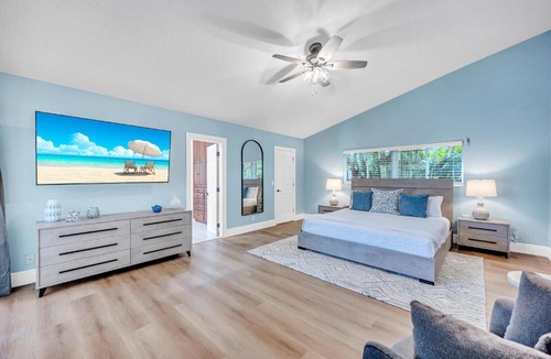 Harbor Beach House | Walk to beach Heated Pool Ample residence Marlin Key