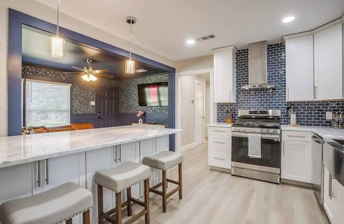 Central Arlington House | Walk to FIFA, AT&T, Globe Life | Pickleball, Hot Tub, Basketball