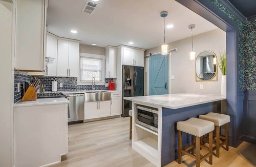 Central Arlington House | Walk to FIFA, AT&T, Globe Life | Pickleball, Hot Tub, Basketball