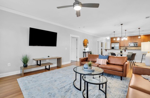 Old West Broad Neighborhood House | Walk to Forsyth + River St | Gated Parking + 2 Ensuites | The Juliette