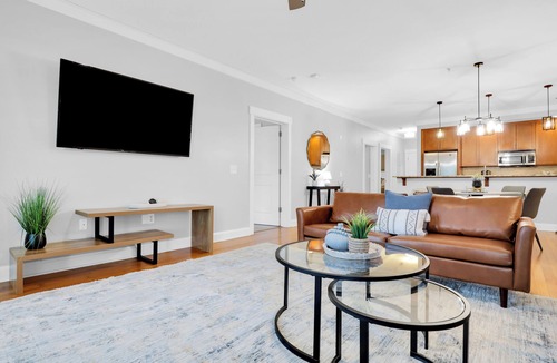 Old West Broad Neighborhood House | Walk to Forsyth + River St | Gated Parking + 2 Ensuites | The Juliette