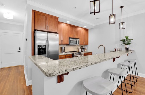 Old West Broad Neighborhood House | Walk to Forsyth + River St | Gated Parking + 2 Ensuites | The Juliette
