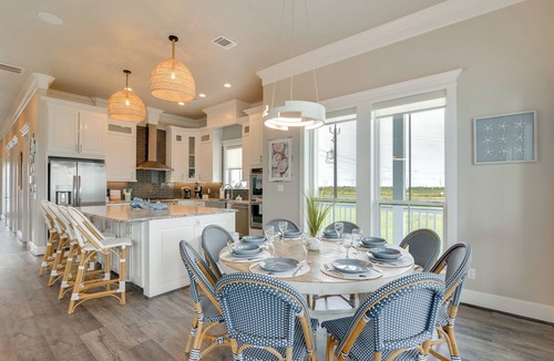 Galveston House | Walk to Galveston Beach: Family Gem w/Balconies!