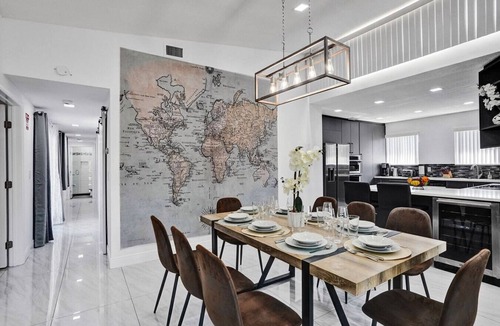 Hollywood Lakes Villa | Walk to Hollywood Beach Stylish 5BR and 4BA Villa