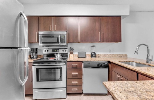 Survey Creek Apartment | Walk to Las Olas + 15 Min to Beach + Sleeps 6