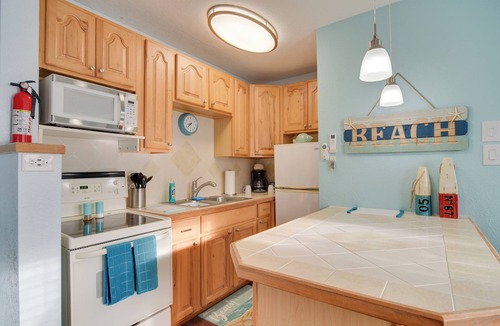 Madeira Beach Apartment | Walk to Madeira Beach: Family Resort Condo