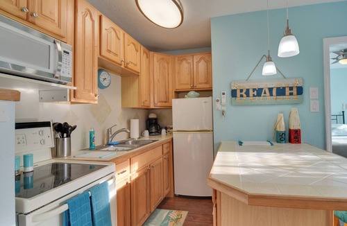 Madeira Beach Apartment | Walk to Madeira Beach: Family Resort Condo
