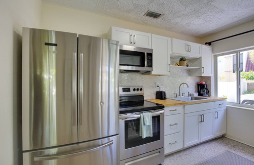 Deerfield Beach Cottage | Walk to Ocean: Chic Deerfield Beach Cottage!