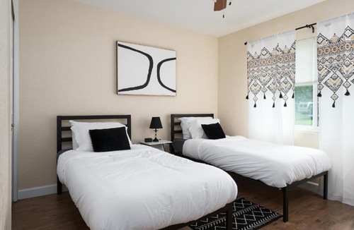 Gainesville House | Walk to pool, mins 2 University, Stadium, Hospital