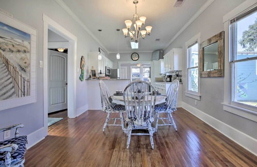 Galveston House | Walk to Restaurants: Getaway < 1 Mi to Seawall!