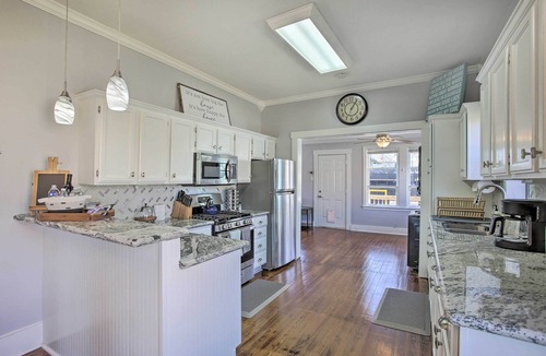Galveston House | Walk to Restaurants: Getaway < 1 Mi to Seawall!
