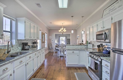 Galveston House | Walk to Restaurants: Getaway < 1 Mi to Seawall!