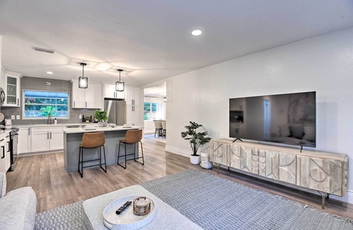 South Sarasota House | Walk to Restaurants: Sarasota Home w/Lanai!