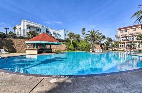 Galveston House | Walk to Seawall & Beach! Galveston Condo w/Pool
