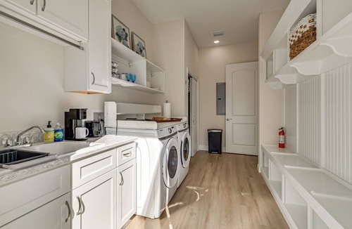 Crystal River Cottage | Walk to Springs, 700 Ft to Dtwn! Crystal River Gem