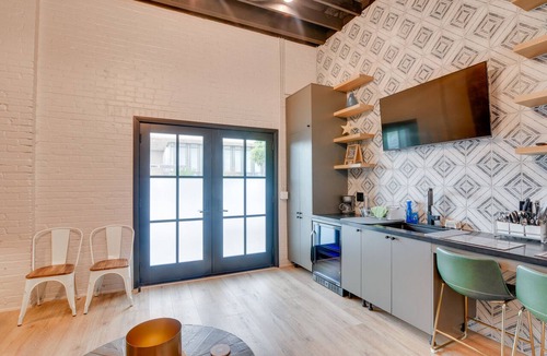 Galveston Condo | Walk to Strand Historic District: Stylish Dtwn Gem