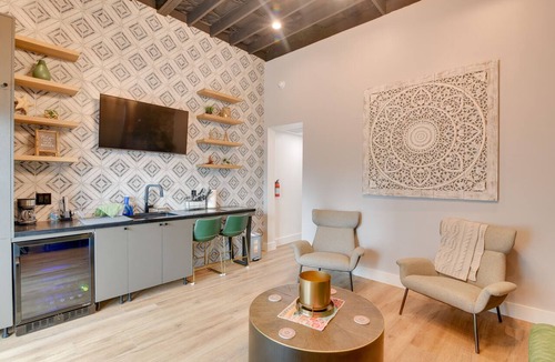 Galveston Condo | Walk to Strand Historic District: Stylish Dtwn Gem