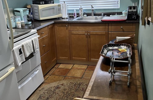 Lake Park Cottage | Walk to the beach! Dogs Welcome!