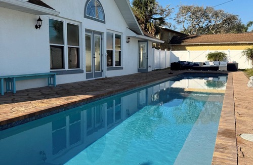 Seabreeze Shores In Kingston Park House | Walk to Waves Beautiful 3-Bedroom home with pool and steps from the beach.