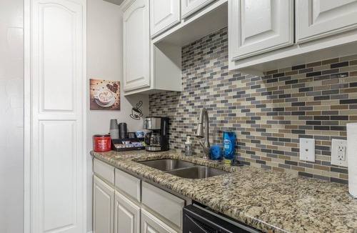 Arlington Apartment | Walk to World Cup Games! Near AT&T & Globe Life Field + Private Balcony