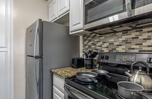Arlington Apartment | Walk to World Cup Games! Walk to AT&T & Globe Life + Small Yard