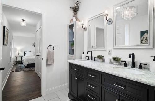 Detroit - Shoreway House | Walkable Gordon Square - Sleeps 8 - 3BR
