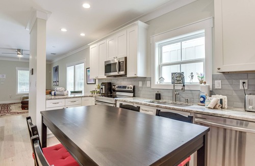 Bradenton Cottage | Walkable Location! Retreat 1 Mi to Island Ferry