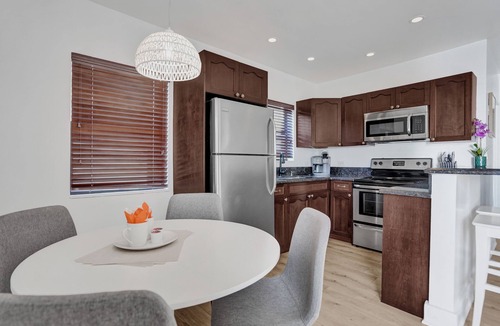North Beach Apartment | WALNUT # 1 · Waves on Walnut - Beach access