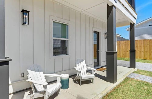 Kiska Beach House | Wanderlust by AvantStay | Walk to Beach + Pool | New Construction