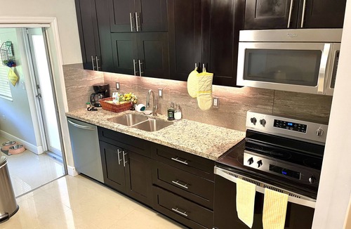 Sunrise House | Warm Sundrenched 3BDR-bungalow in Sunrise w/Patio. Family & Pet friendly!