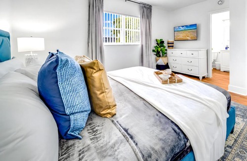 Survey Creek Apartment | Water View - King Bed - Palm Wave Says