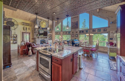 Leadville House | Waterfall Haven-HOT TUB! Minutes to Ski Cooper and Copper Mountain!