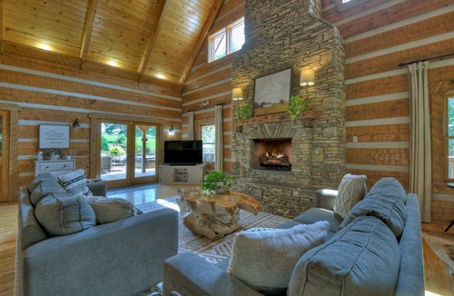 Mineral Bluff Cabin | Waterfall Pool · Barrel Sauna + Hot Tub · Cabin · 15 Private Acres