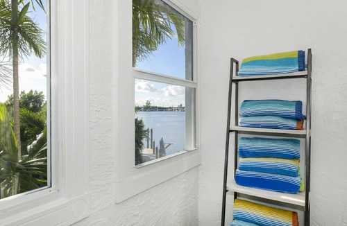 Marathon House | Waterfront, 100ft Dock, Kayaks, Bikes, Pool, Hot Tub, Basketball & Pickleball