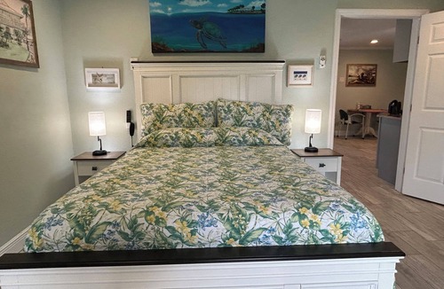 Largo Hotel | Waterfront & Amazing Views with Pool and Hot Tub-Walk to Beach. Bikes & Kayaks!