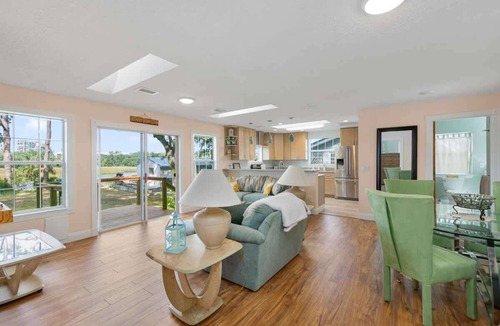 Northside House | Waterfront Fishing Cottage, 2 King Beds, 75in HDTV, Family Friendly
