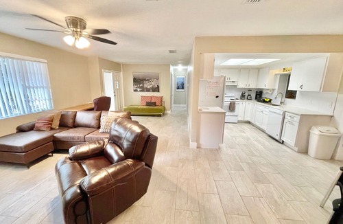Orient Park House | Waterfront, Hard Rock, Ampitheater All In Your Backyard!